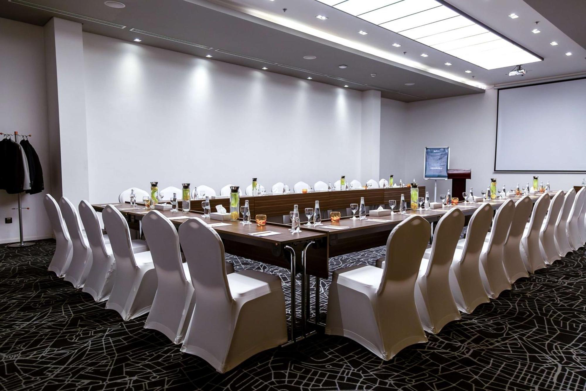 Radisson Hotel & Apartments Dammam Industrial City Exteriör bild